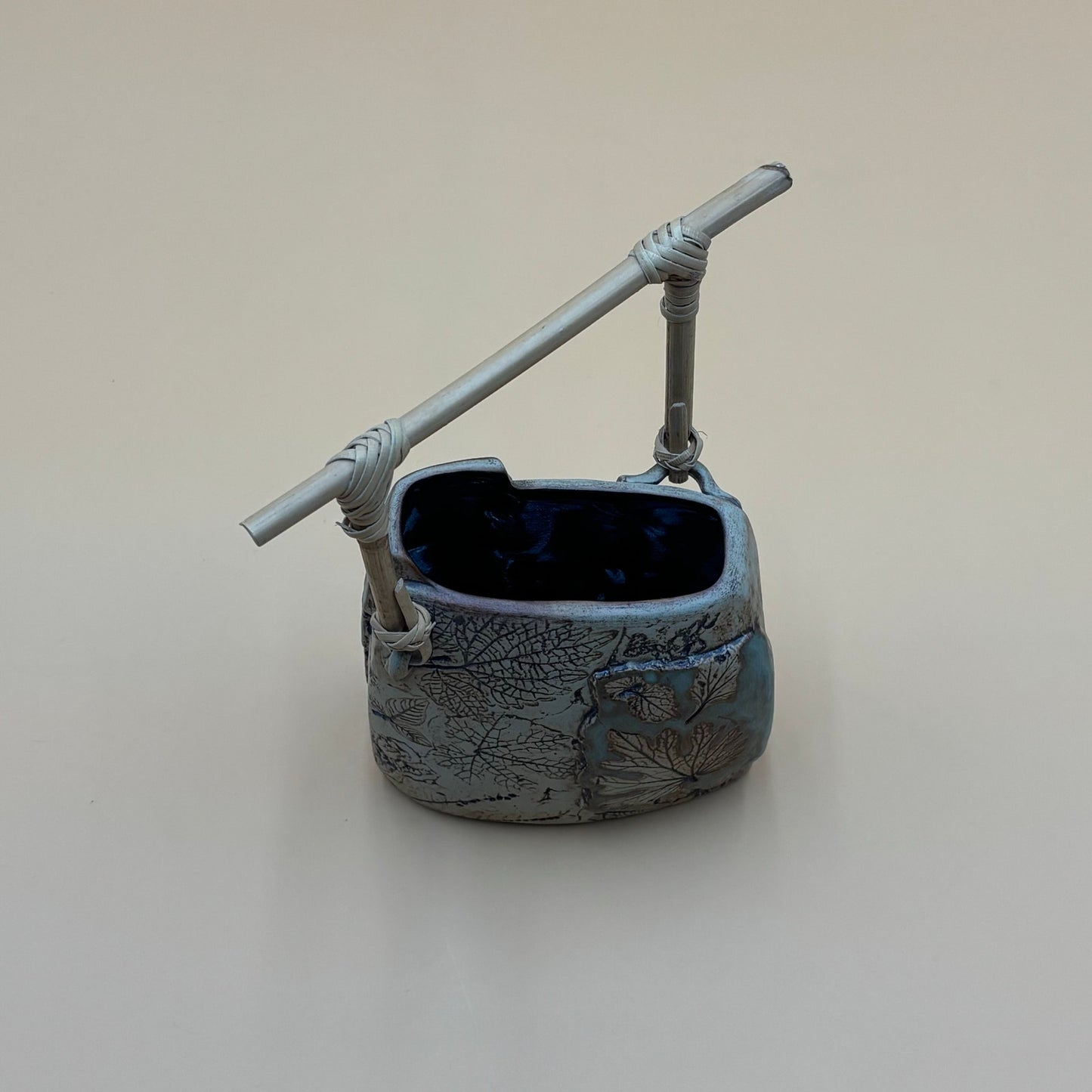 TENMOKU Malaysia Handicraft Pottery Vase with Bamboo Handle – Leaf Design