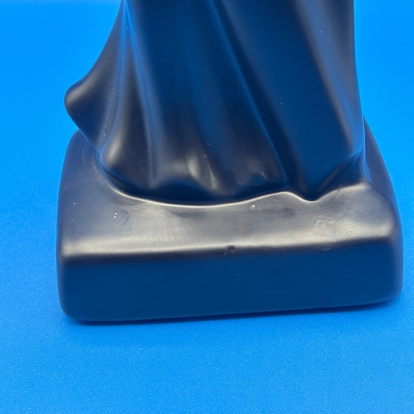 Vintage Art Deco Style Black Satin Ceramic Kissing Sculpture