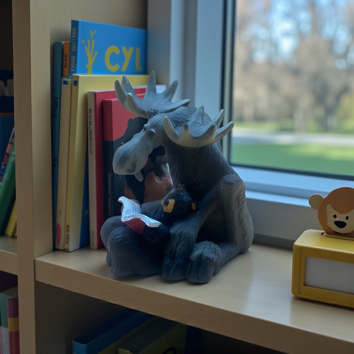 Big Sky Carvers Bearfoots “Mooses” Figurine – 2000 Reading Moose and Bear