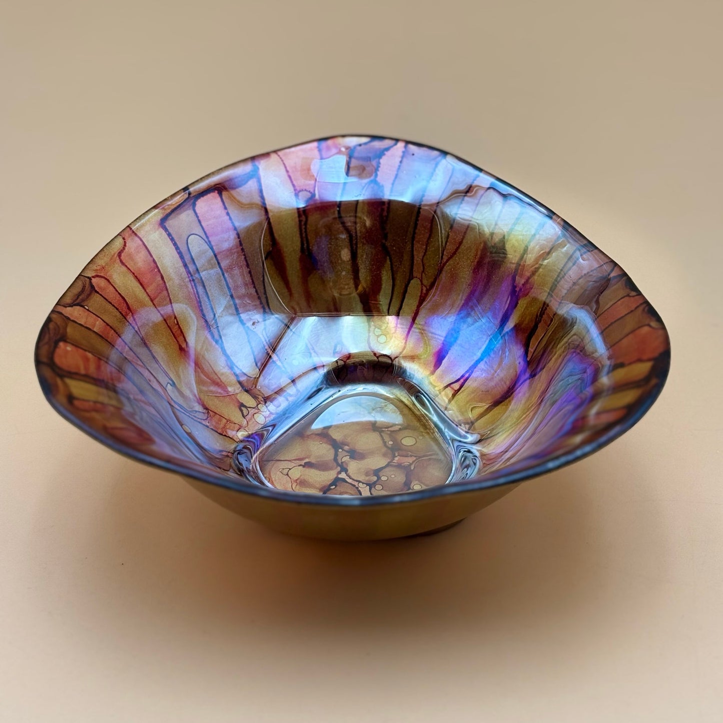Il Quadrifoglio Hand Decorated Iridescent Art Glass Bowl (Italy)