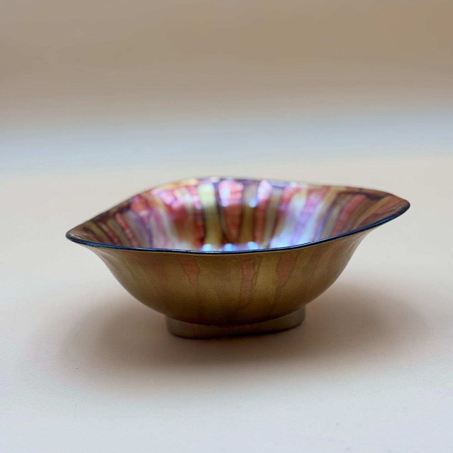 Il Quadrifoglio Hand Decorated Iridescent Art Glass Bowl (Italy)