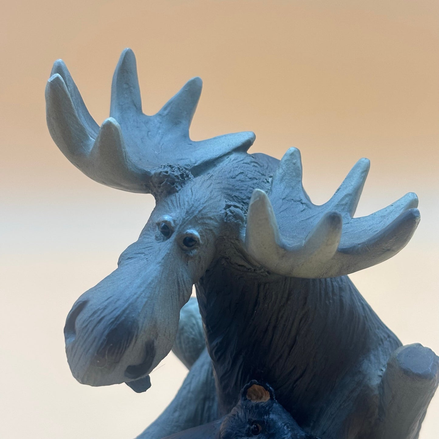 Big Sky Carvers Bearfoots “Mooses” Figurine – 2000 Reading Moose and Bear