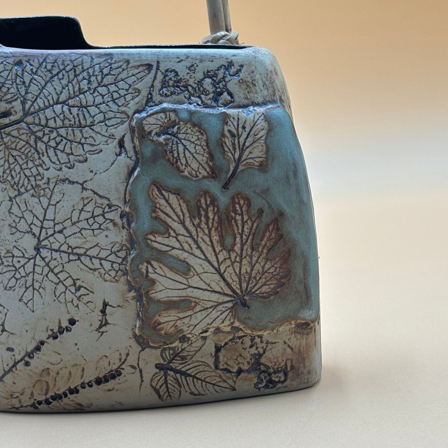 TENMOKU Malaysia Handicraft Pottery Vase with Bamboo Handle – Leaf Design