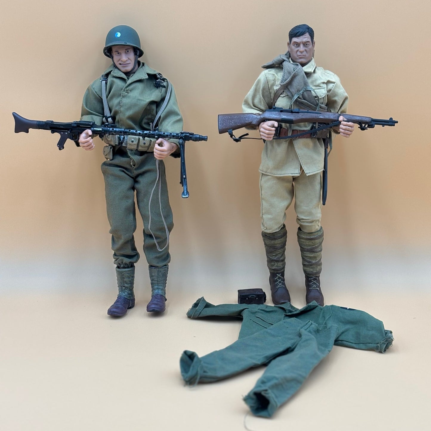 21st Century Toys Ultimate Soldiers WWII Figures with Machine Gun, Rifle & Extra Uniform