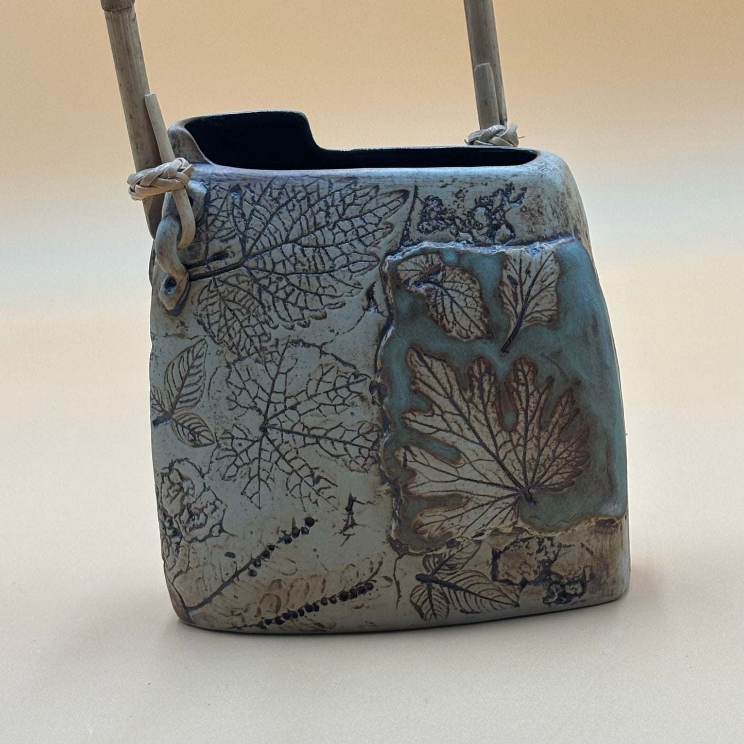 TENMOKU Malaysia Handicraft Pottery Vase with Bamboo Handle – Leaf Design