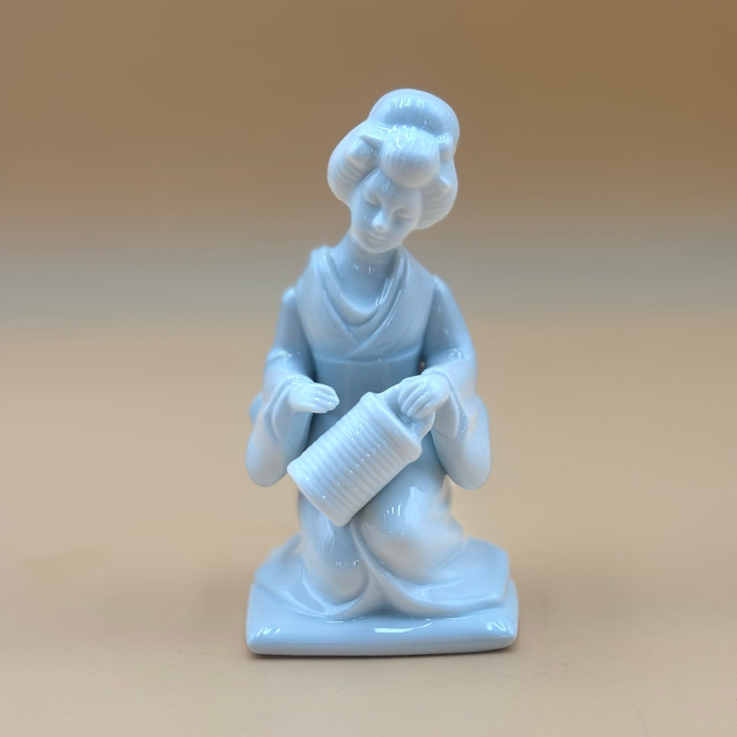 Pair of Porcelain Geisha Figurines – White Glazed Ceramic – Japan-Inspired Decor