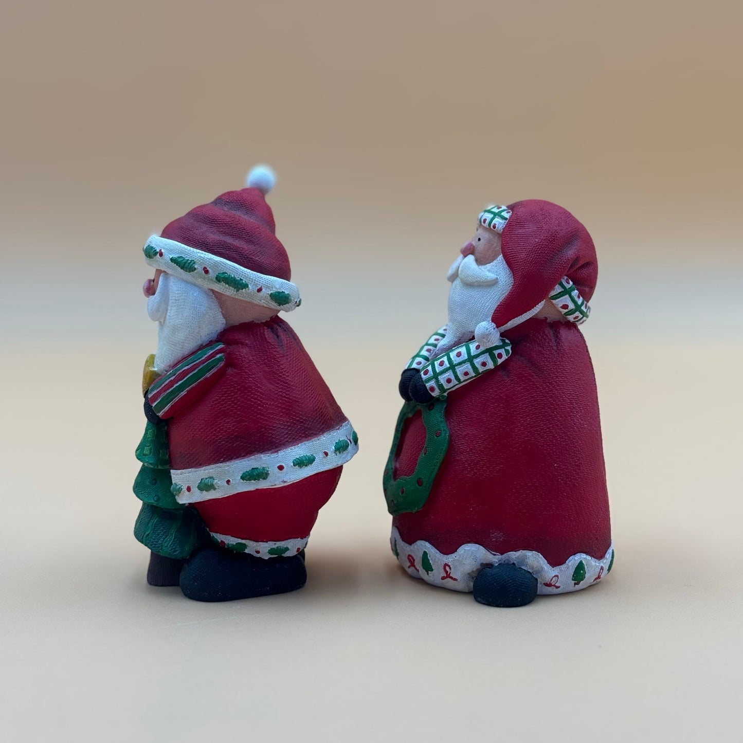 Pair of Santa Claus Resin Figurines – Festive Christmas Decor