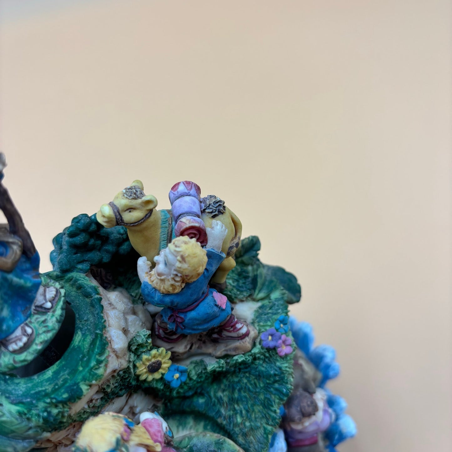 Vintage Biblical Music Box – Rotating Figurines Playing “Chariots of Fire”