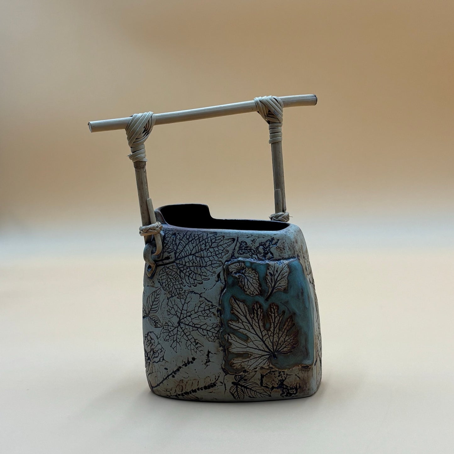 TENMOKU Malaysia Handicraft Pottery Vase with Bamboo Handle – Leaf Design