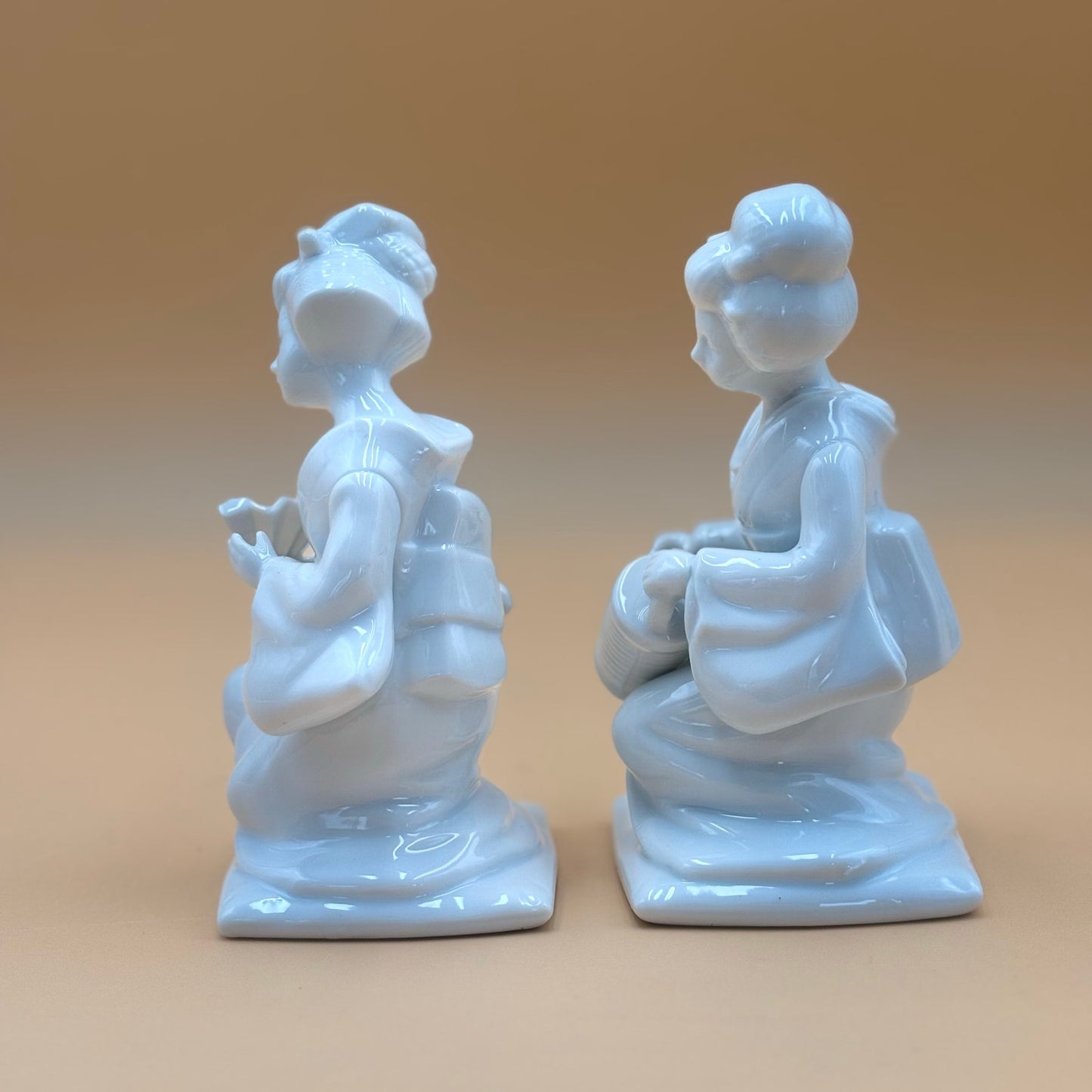 Pair of Porcelain Geisha Figurines – White Glazed Ceramic – Japan-Inspired Decor