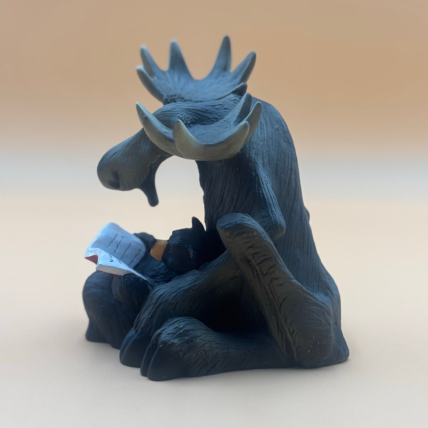 Big Sky Carvers Bearfoots “Mooses” Figurine – 2000 Reading Moose and Bear