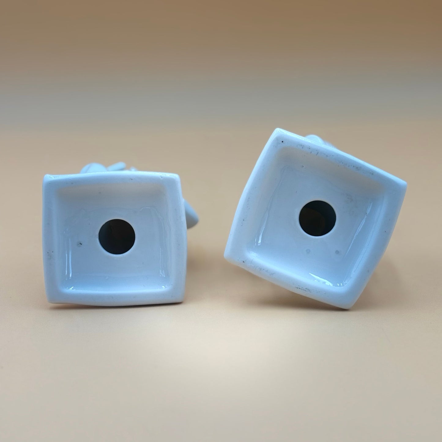 Pair of Porcelain Geisha Figurines – White Glazed Ceramic – Japan-Inspired Decor