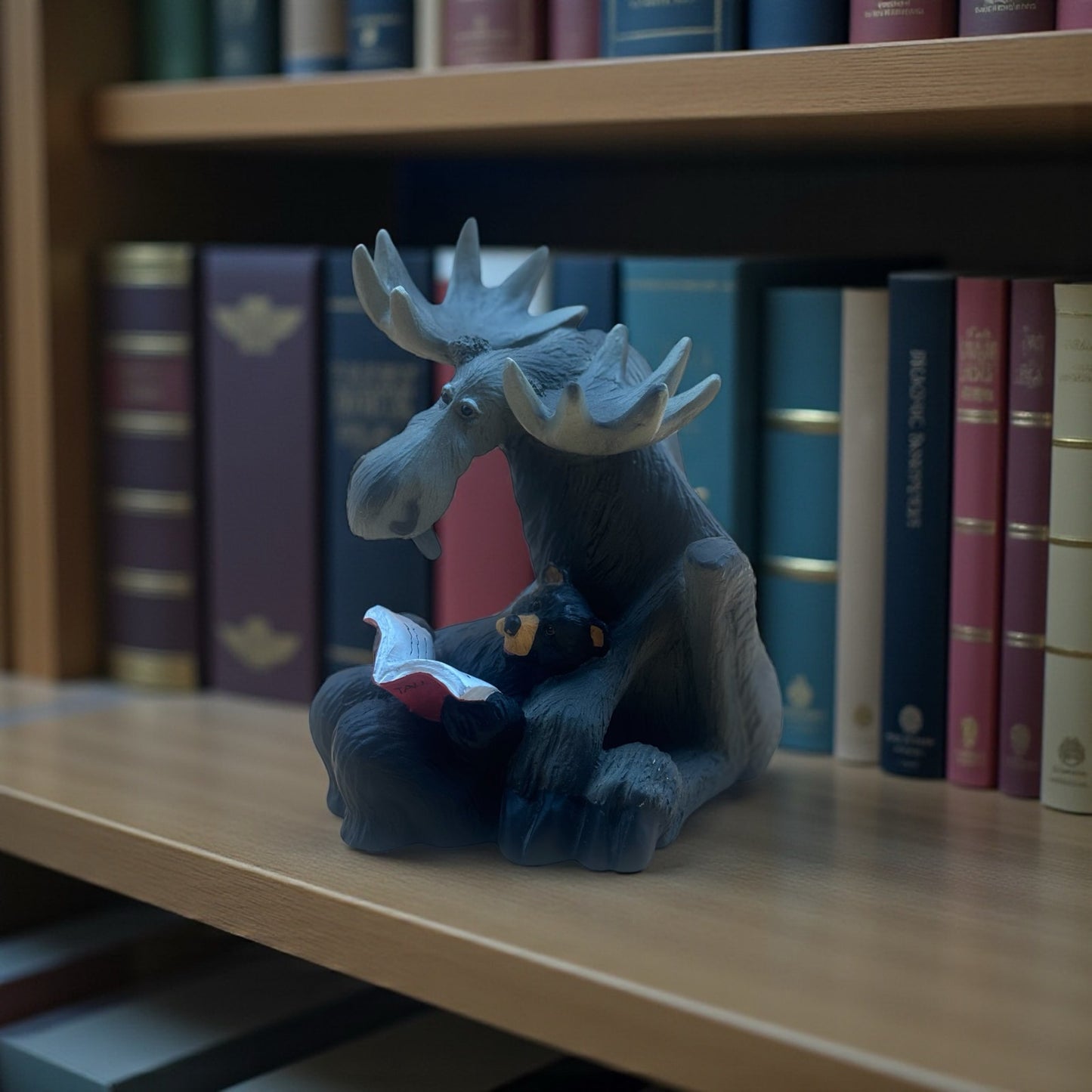 Big Sky Carvers Bearfoots “Mooses” Figurine – 2000 Reading Moose and Bear