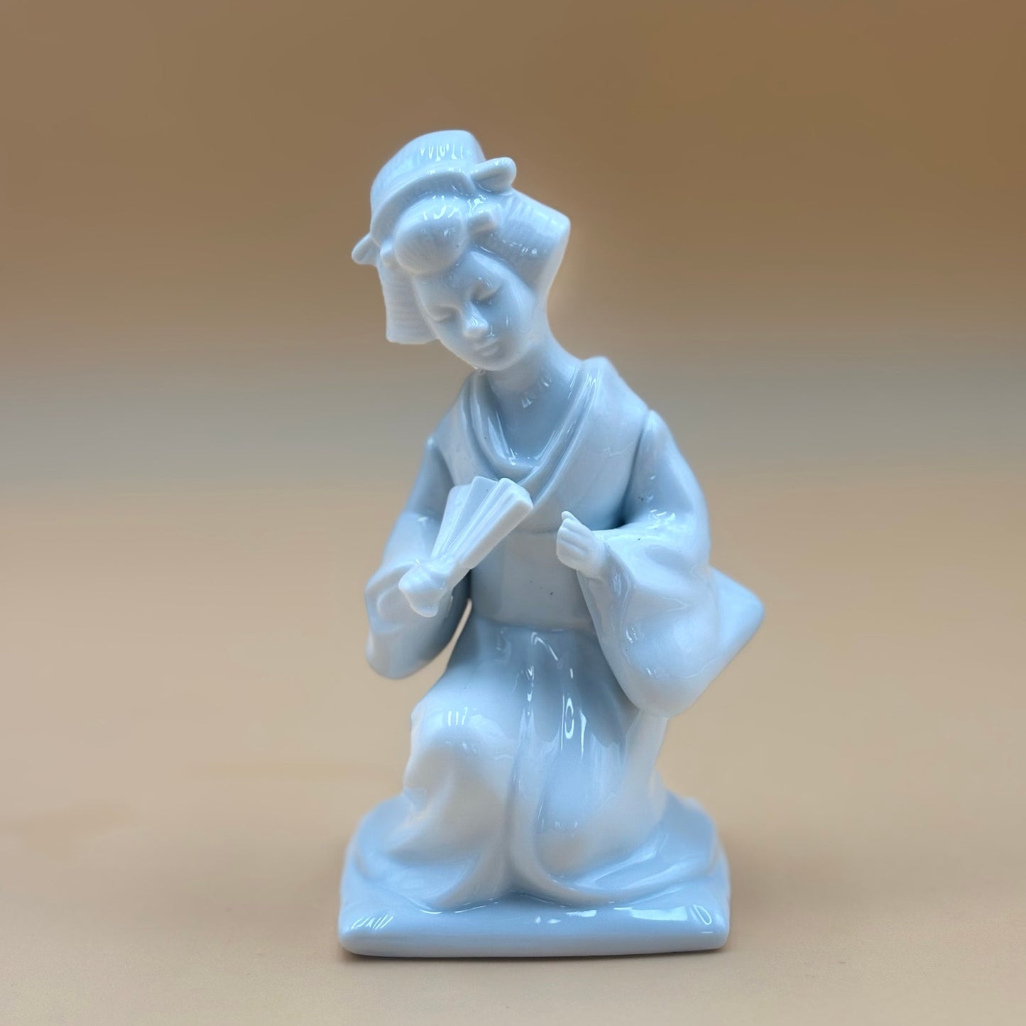 Pair of Porcelain Geisha Figurines – White Glazed Ceramic – Japan-Inspired Decor