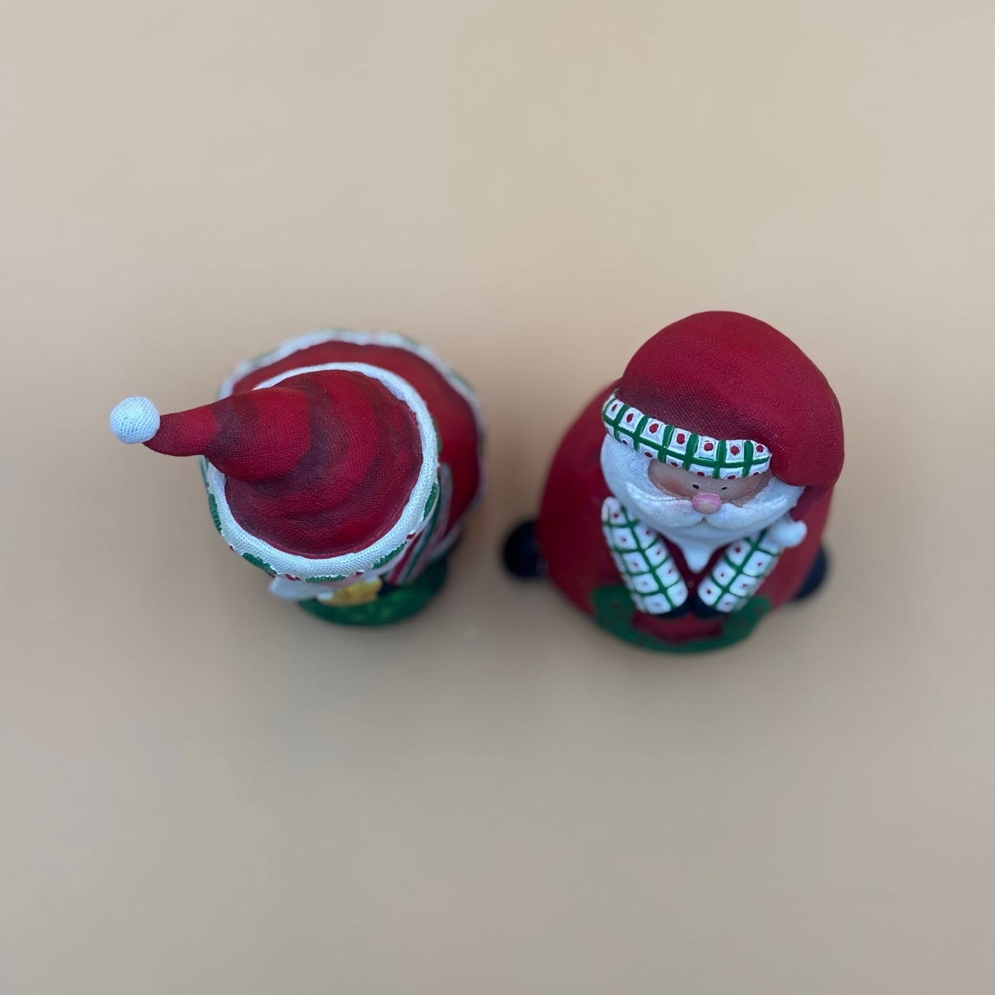 Pair of Santa Claus Resin Figurines – Festive Christmas Decor