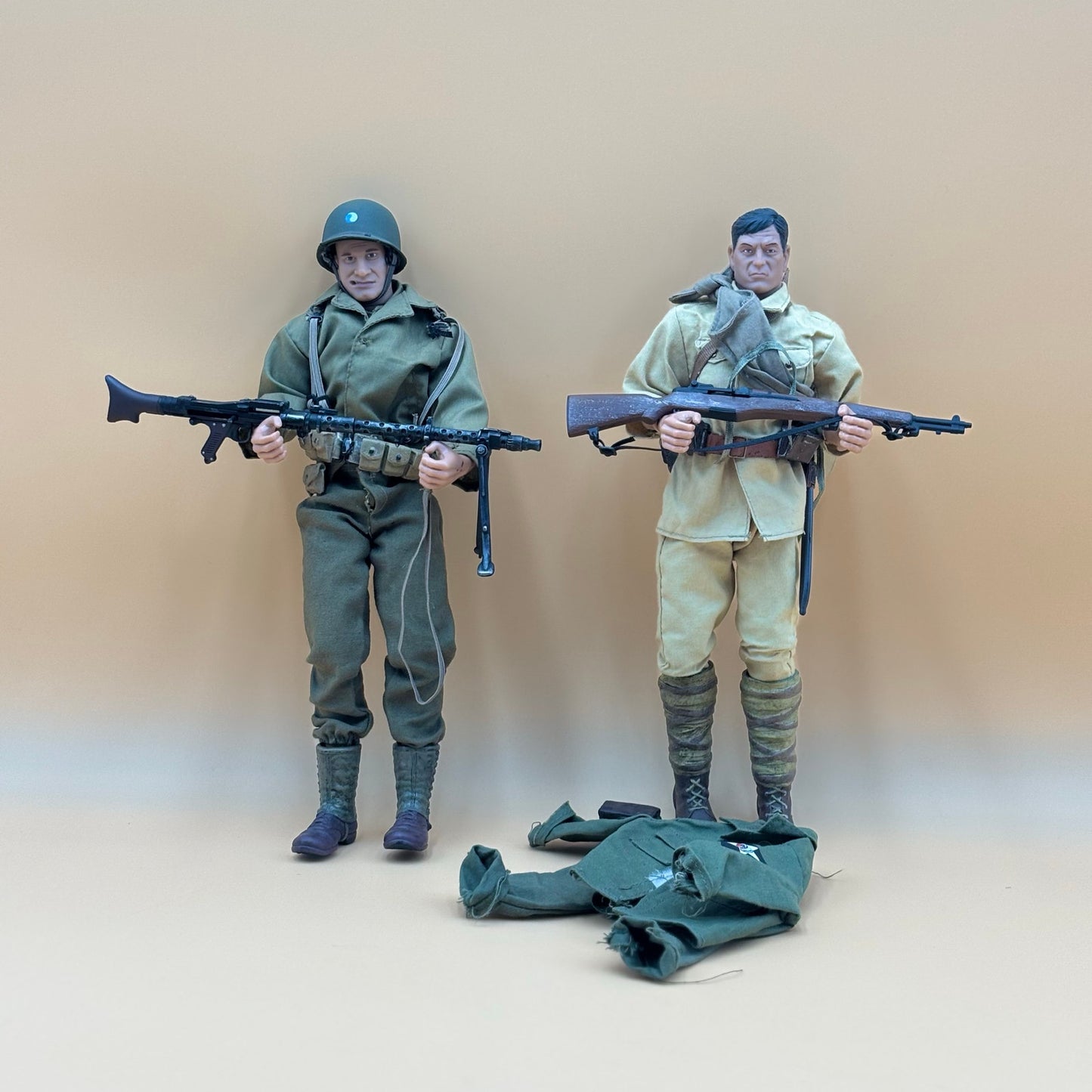 21st Century Toys Ultimate Soldiers WWII Figures with Machine Gun, Rifle & Extra Uniform