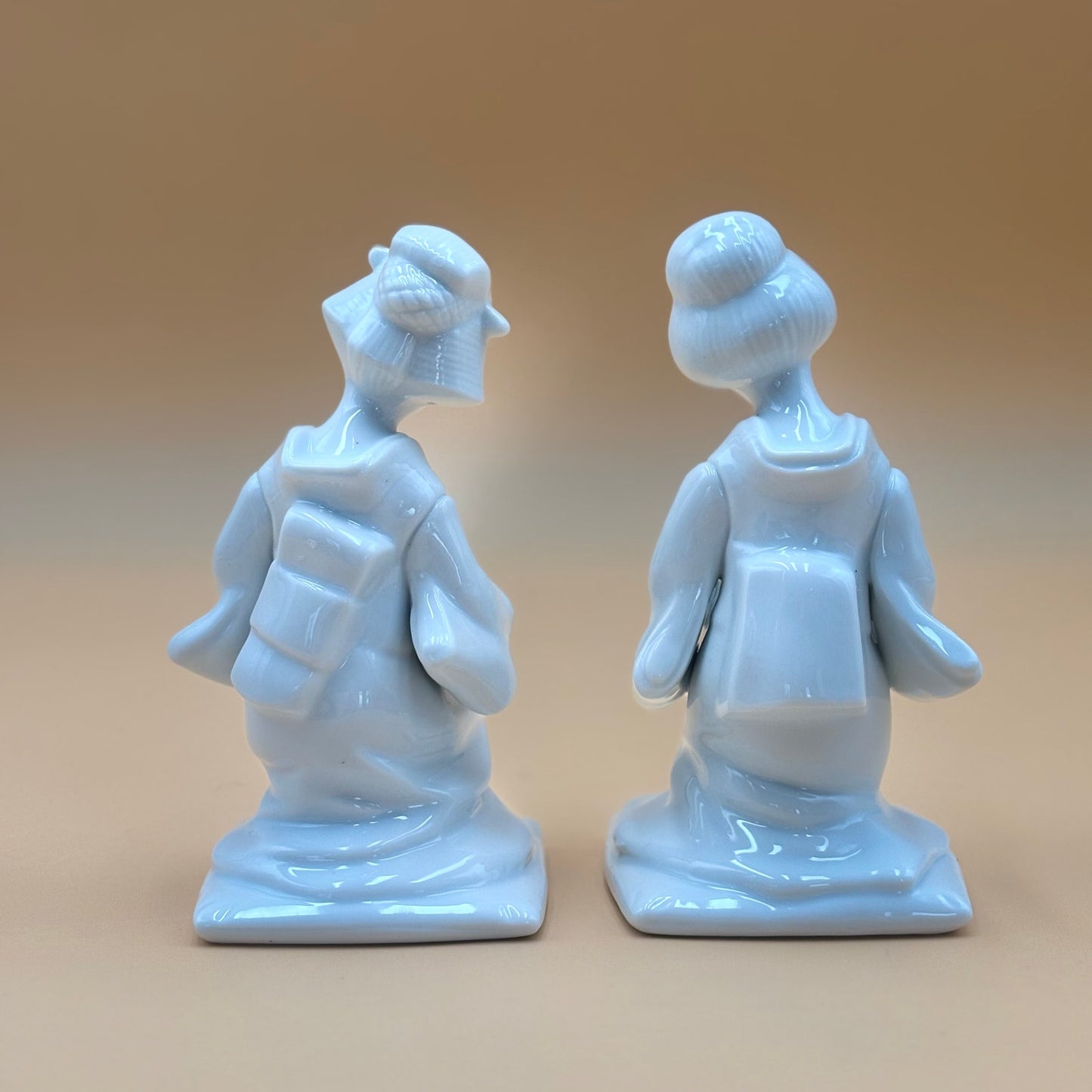 Pair of Porcelain Geisha Figurines – White Glazed Ceramic – Japan-Inspired Decor
