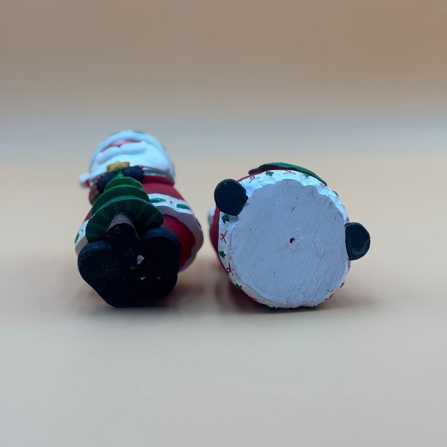 Pair of Santa Claus Resin Figurines – Festive Christmas Decor