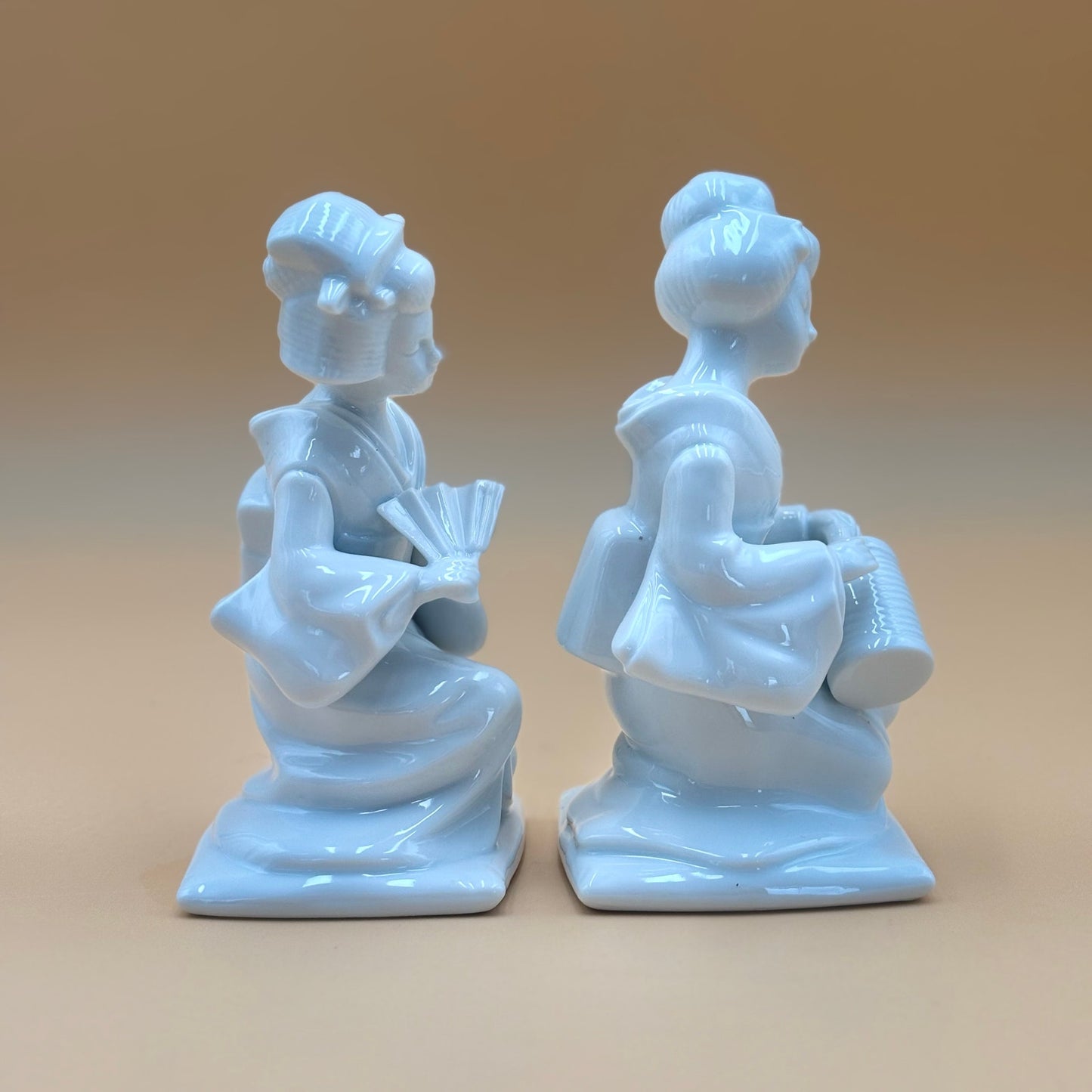 Pair of Porcelain Geisha Figurines – White Glazed Ceramic – Japan-Inspired Decor