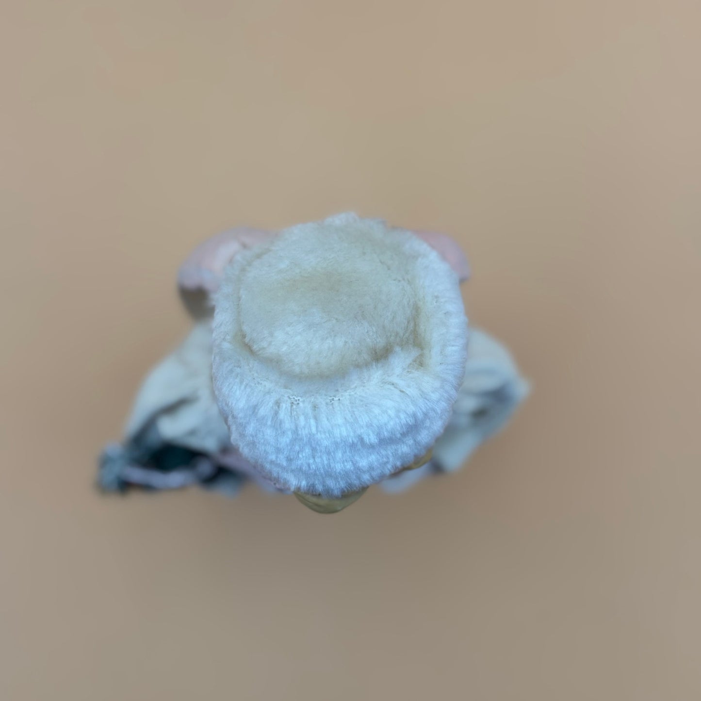 Russ Berrie Christmas Angel Figurine with Wreath – Made in the Philippines