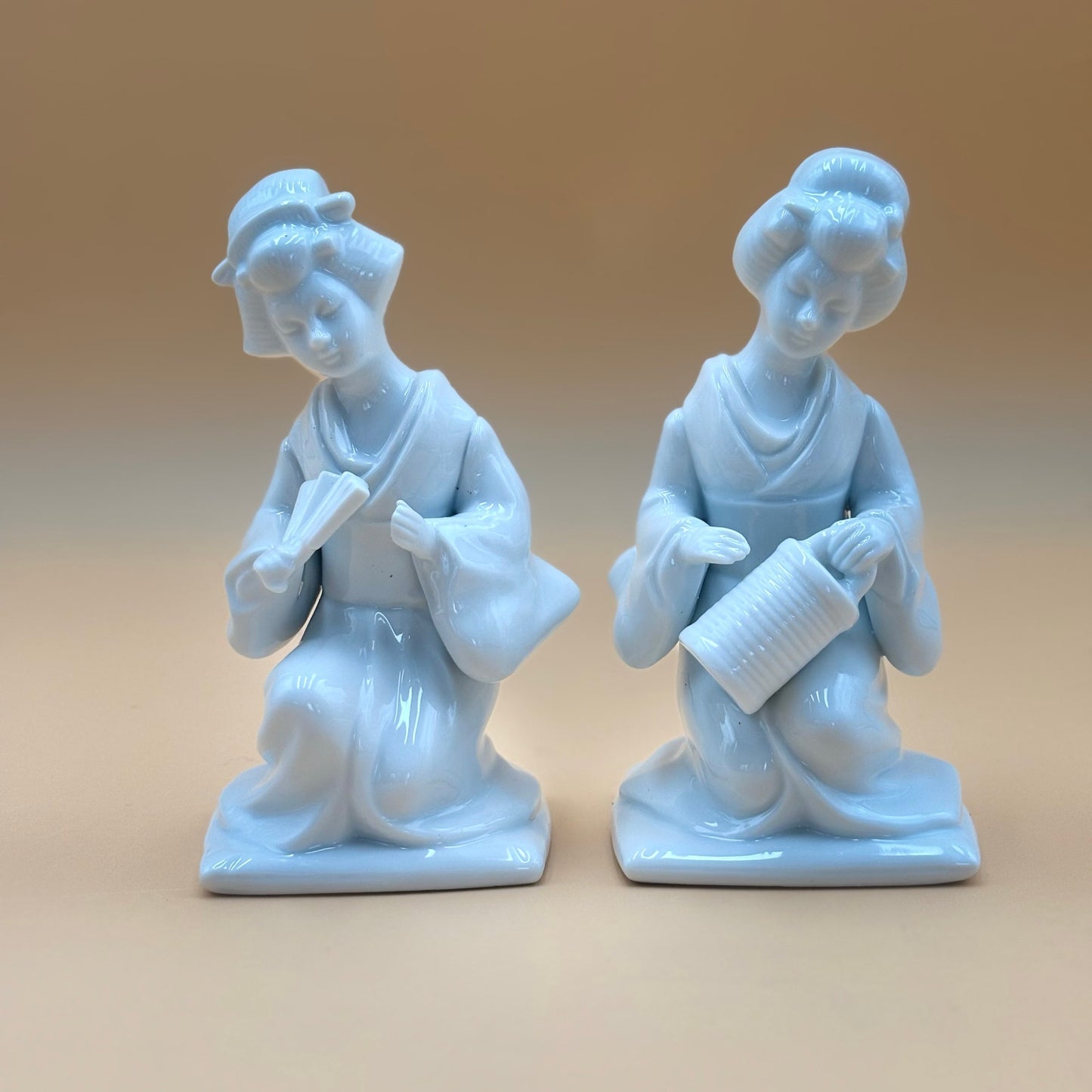 Pair of Porcelain Geisha Figurines – White Glazed Ceramic – Japan-Inspired Decor