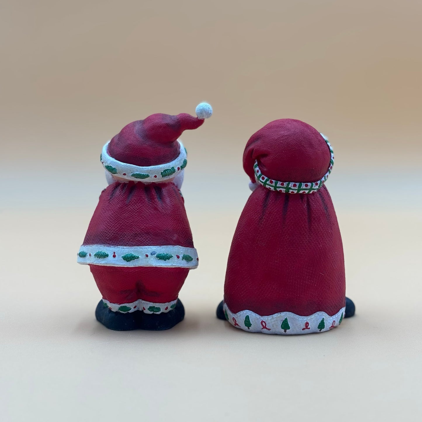 Pair of Santa Claus Resin Figurines – Festive Christmas Decor